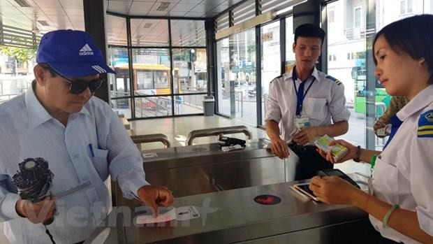 Vé liên thông vận tải công cộng giúp hành khách tiếp cận được với nhiều loại hình như xe buýt, đường sắt đô thị, metro. (Ảnh: Việt Hùng/Vietnam) Khi nào Hà Nội mới có vé liên thông cho các phương tiện công cộng? ảnh 1