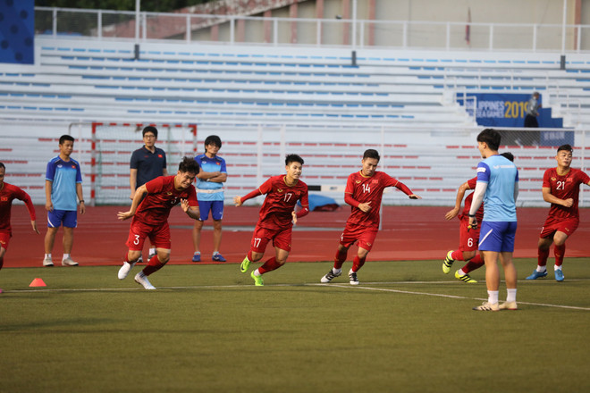 Sợ tắc đường, U22 Việt Nam đến sớm ở buổi tập đầu tiên tại Philippines ảnh 1