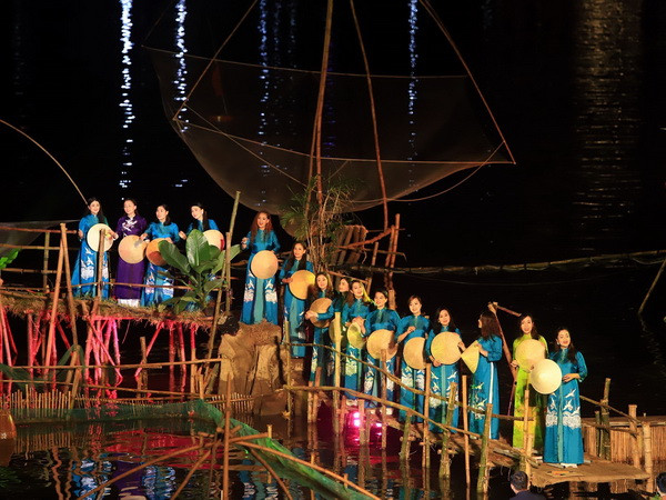 Chương trình nghệ thuật "Âm vọng sông Hương" với hiệu ứng âm thanh, ánh sáng hấp dẫn du khách. (Ảnh: Hoàng Hùng/TTXVN) Những giá trị văn hóa Việt đặc sắc tại Festival Huế 2018 ảnh 1