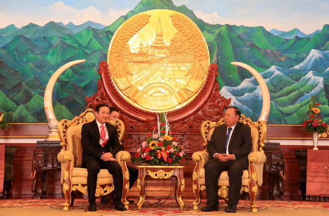 Tổng Bí thư, Chủ tịch nước Lào Bounnhang Volachith tiếp Đại sứ Việt Nam tại Lào Nguyễn Bá Hùng. (Ảnh: Phạm Kiên/TTXVN) Đại sứ Nguyễn Bá Hùng trình Quốc thư lên Chủ tịch nước Lào ảnh 2