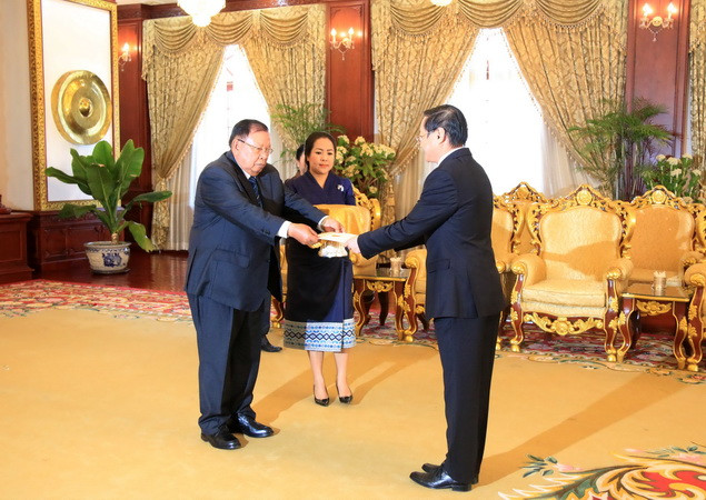 Đại sứ Đặc mệnh Toàn quyền nước CHXHCN Việt Nam tại Lào Nguyễn Bá Hùng trình Quốc thư lên Tổng Bí thư, Chủ tịch nước Lào Bounnhang Volachith. (Ảnh: Phạm Kiên/TTXVN) Đại sứ Nguyễn Bá Hùng trình Quốc thư lên Chủ tịch nước Lào ảnh 1