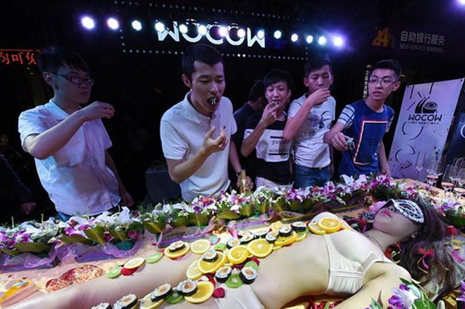 Tiệc sushi trên cơ thể của cô gái ở Trung Quốc gây phản cảm ảnh 1