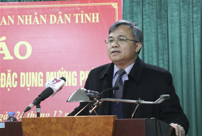 Ông Lò Văn Tiến, Phó Chủ tịch UBND tỉnh Điện Biên phát biểu tại buổi họp báo. (Ảnh: Xuân Tư/TTXVN) Họp báo thông tin về vụ rừng Mường Phăng bị "rút ruột" nghiêm trọng ảnh 1
