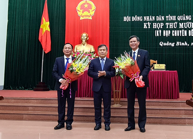 Bí thư tỉnh ủy Quảng Bình, Vũ Đại Thắng tặng hoa chức mừng ông Trần Thắng (phải) được bầu làm Chủ tịch UBND tỉnh Quảng Bình, ông Trần Hải Châu (trái) được bầu làm Chủ tịch HĐND tỉnh Quảng Bình khóa XVII, nhiệm kỳ 2016-2021. (Ảnh: TTXVN phát) Ủy ban Thường vụ Quốc hội ban hành nghị quyết phê chuẩn nhân sự ảnh 1