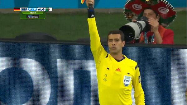 Phóng viên ảnh gây sốt ở World Cup nhờ trang phục kỳ lạ ảnh 2