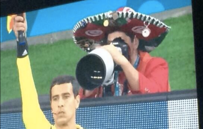 Phóng viên ảnh gây sốt ở World Cup nhờ trang phục kỳ lạ ảnh 3