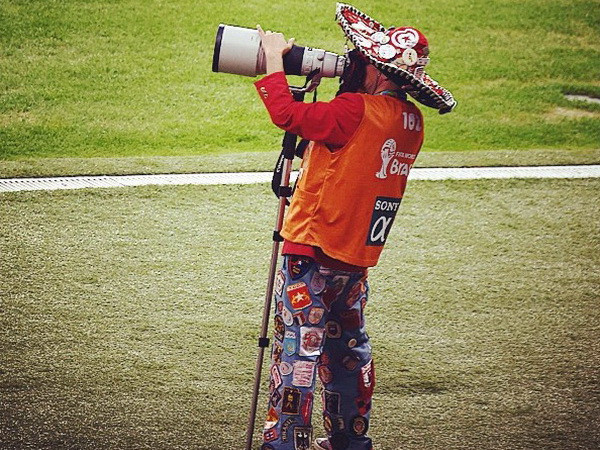 Phóng viên ảnh gây sốt ở World Cup nhờ trang phục kỳ lạ ảnh 1