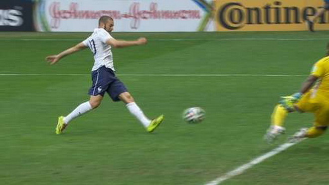 Cận cảnh pha dứt điểm cực kỳ vô duyên của Karim Benzema ảnh 1