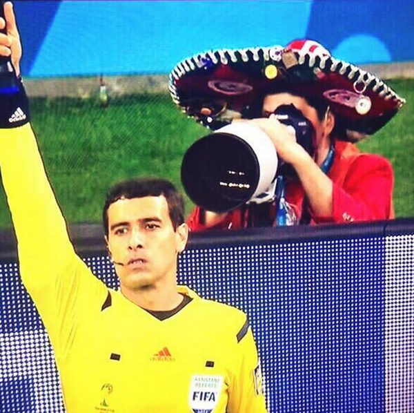 Phóng viên ảnh gây sốt ở World Cup nhờ trang phục kỳ lạ ảnh 4