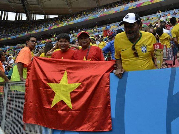 Cổ động viên cầm cờ Việt Nam chia sẻ về cảm xúc đặc biệt ảnh 1