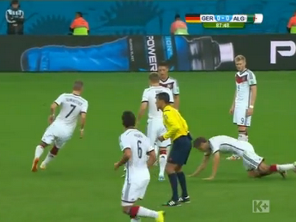 Màn phối hợp đá phạt cực kỳ hài hước, rắc rối của tuyển Đức ảnh 1