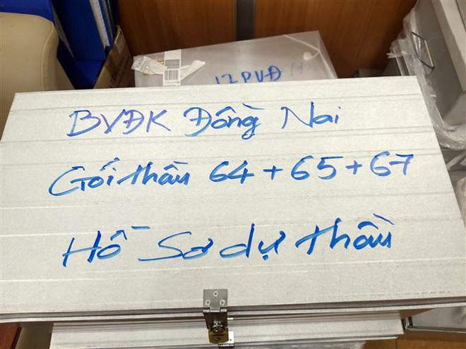 Nhiều tài liệu liên quan đến vụ án bị lực lượng chức năng thu giữ trước đó. (Ảnh: Phạm Kiên/TTXVN) Vụ AIC: Bị cáo Trần Đình Thành kêu gọi Chủ tịch AIC ra đầu thú ảnh 1