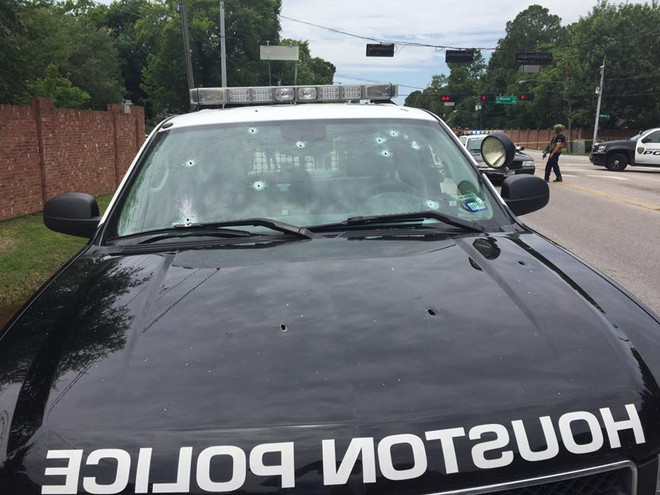 Xe cảnh sát chi chít vết đạn sau vụ đấu súng chết chóc ở Mỹ ảnh 1