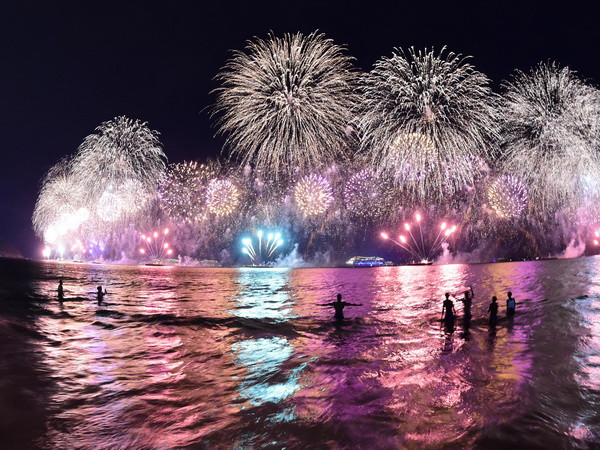 Brazil: Bãi biển Copacabana ngập trong núi rác sau đêm Giao thừa ảnh 1