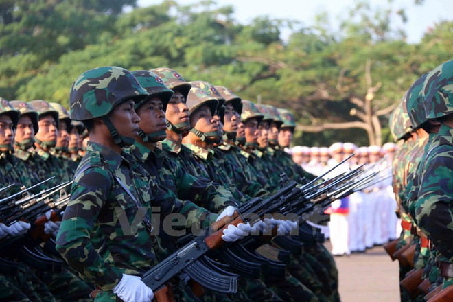 Các chiến sỹ quân đội Lào trong lễ diễu binh. (Ảnh: Phạm Kiên/Vietnam+) Tổng Bí thư Lào kêu gọi hiện đại hóa và tăng cường năng lực quân đội ảnh 1