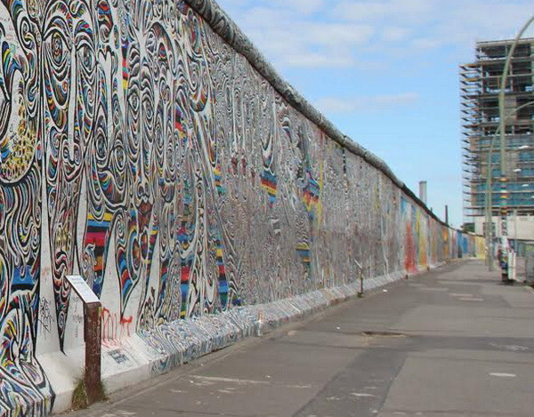 Vận động viên người Anh phá kỷ lục chạy dọc Bức tường Berlin ảnh 1