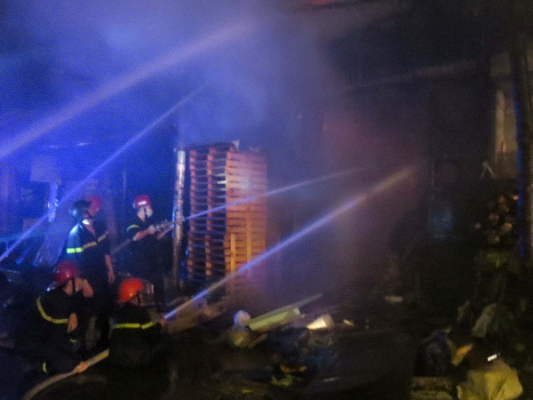 Bình Dương: Cháy lớn bao trùm 3.000m2 nhà kho công ty RK ảnh 1