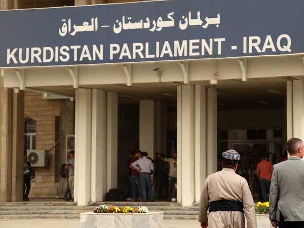 Trụ sở cơ quan lập pháp khu tự trị người Kurd ở Arbil, Iraq ngày 29/10. (Nguồn: AFP/TTXVN) Iraq gia hạn lệnh cấm các chuyến bay quốc tế đến khu tự trị người Kurd ảnh 1