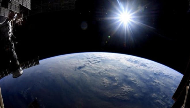 Pháp tiến hành cuộc tập trận đầu tiên trên không gian vũ trụ ảnh 1