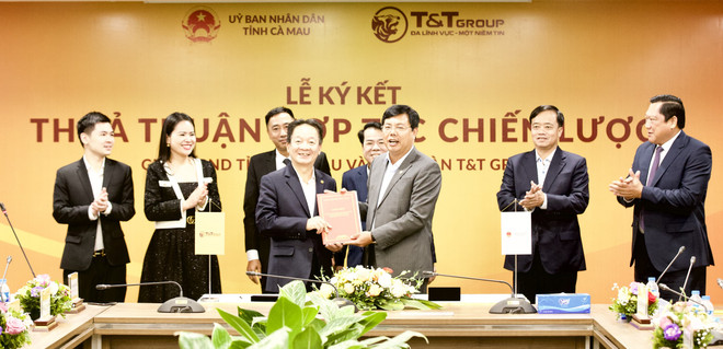 Ông Nguyễn Tiến Hải, Bí thư Tỉnh ủy, Chủ tịch HĐND tỉnh Cà Mau (bên phải) trao Quyết định phê duyệt Đồ án Quy hoạch chi tiết Khu đô thị mới khóm 5, Phường 1, thành phố Cà Mau tỷ lệ 1/500 cho ông Đỗ Quang Hiển, Chủ tịch HĐQT kiêm Tổng Giám đốc Tập đoàn T&T Group (bên trái).(Ảnh: Vietnam+) Tập đoàn T&T Group hợp tác chiến lược với 2 tỉnh Lào Cai và Cà Mau ảnh 2