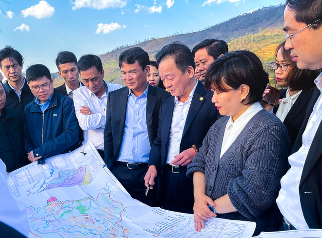Chủ tịch HĐQT kiêm Tổng Giám đốc Tập đoàn T&T Group Đỗ Quang Hiển và lãnh đạo tỉnh Lào Cai khảo sát thực địa tại thôn Sâu Chua, xã Sa Pả, thị xã Sa Pa. (Ảnh: Vietnam+) Tập đoàn T&T Group hợp tác chiến lược với 2 tỉnh Lào Cai và Cà Mau ảnh 3