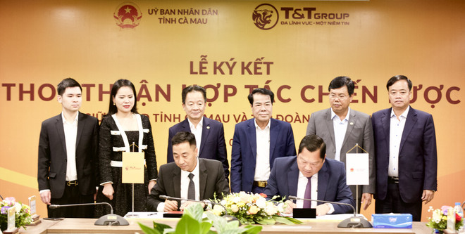 Ông Nguyễn Anh Tuấn, Phó Tổng Giám đốc Tập đoàn T&T Group (bên trái) và ông Lâm Văn Bi, Phó Chủ tịch Ủy ban Nhân dân tỉnh Cà Mau (bên phải) ký kết thỏa thuận hợp tác chiến lược. (Ảnh: Vietnam+) Tập đoàn T&T Group hợp tác chiến lược với 2 tỉnh Lào Cai và Cà Mau ảnh 1