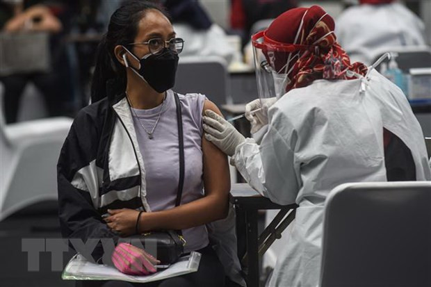 Nhân viên y tế tiêm chủng vắcxin ngừa COVID-19 cho người dân tại Jakarta, Indonesia. (Ảnh: THX/TTXVN) Indonesia sẽ tiêm ngừa COVID-19 cho hơn 121.000 nhân viên nhà hàng ảnh 1
