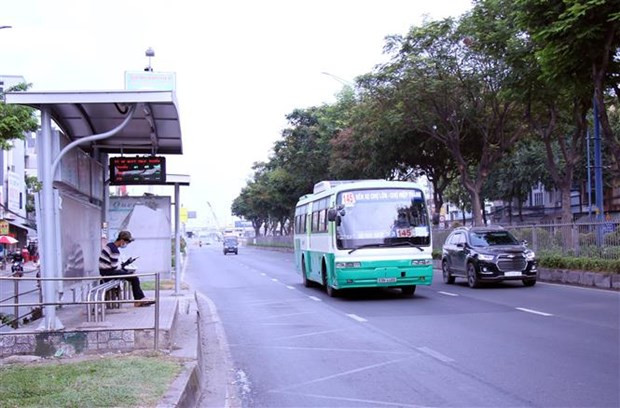 Nhà chờ xe buýt trên trục đường chính Trường Chinh, Thành phố Hồ Chí Minh. (Ảnh: Tiến Lực/TTXVN) TP.HCM kiến nghị sử dụng xe buýt loại nhỏ theo đặc thù hạ tầng đô thị ảnh 1