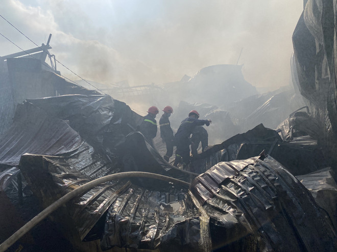 Bình Dương: Hỏa hoạn thiêu rụi nhiều kiốt tại thành phố Thuận An ảnh 1