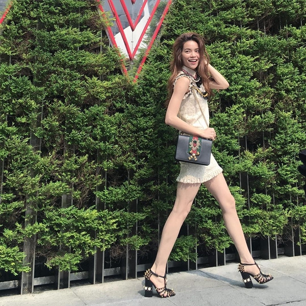 Hà Hồ "xúng xính" hàng hiệu, Thanh Hằng "mát mắt" với gam pastel ảnh 5