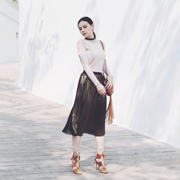 Hà Hồ "xúng xính" hàng hiệu, Thanh Hằng "mát mắt" với gam pastel ảnh 6