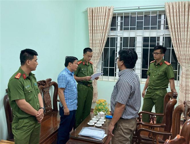 Khởi tố, tạm giam một hiệu trưởng chiếm đoạt gần 800 triệu đồng ảnh 1