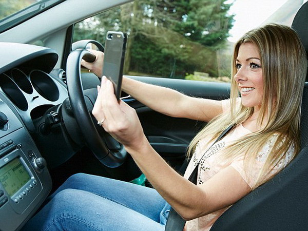 Ngày càng nhiều người trẻ chụp ảnh tự sướng sau tay lái ảnh 1