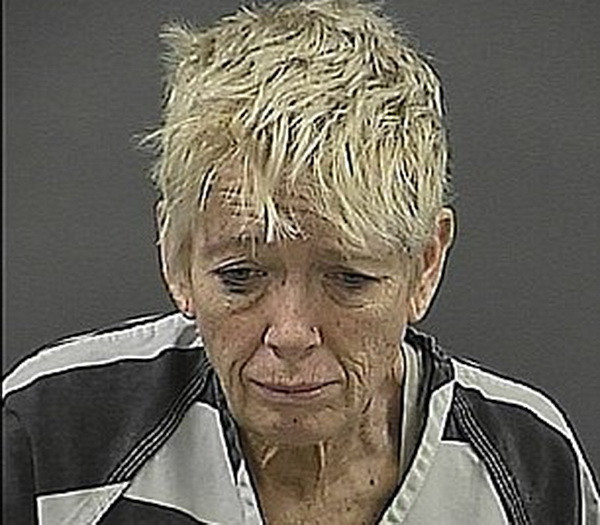 Người phụ nữ nhẫn tâm dìm chết chú chó vì bị cấm lên máy bay ảnh 1