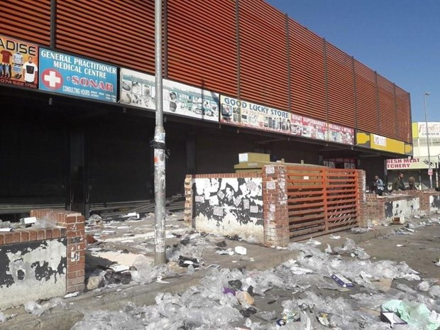 Các cửa hàng của người nước ngoài bị đập phá tại thành phố Johannesburg. (Ảnh: Phi Hùng/TTXVN) Nguy cơ bài ngoại tái bùng phát ở Nam Phi: 'Bóng ma' quá khứ hiện về! ảnh 1