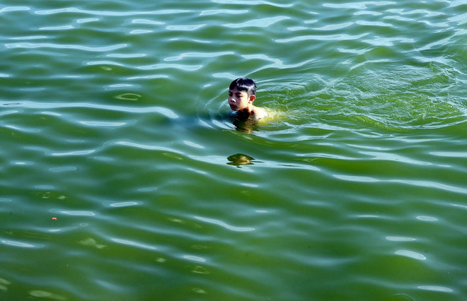 Cậu bé 10 tuổi chết đuối vì dùng thau nước làm phao bơi qua sông ảnh 1