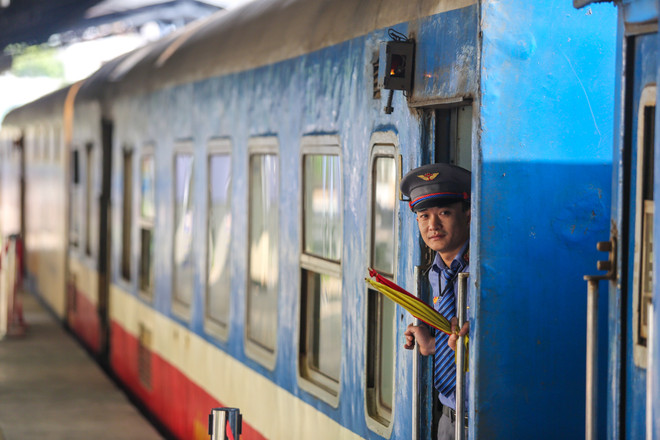 Ngành đường sắt không còn ở giai đoạn vàng son hành khách xếp hàng dài mua vé và đã tới lúc phải giảm định biên, không thể dìu gần 3 vạn con người đi tới chỗ 'chết chìm.' (Ảnh: Minh Sơn/Vietnam+) Ngành đường sắt quyết liệt thực hiện tái cơ cấu để không 'chết chìm' ảnh 1