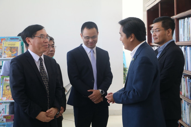 Đoàn cán bộ Đại sứ quán Việt Nam trao đổi với lãnh đạo tỉnh Kampong Speu. (Ảnh: Nguyễn Vũ Hùng/TTXVN) Việt Nam tặng 500 đầu sách cho Thư viện tỉnh Kampong Speu ảnh 2