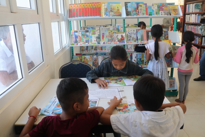 Học sinh đọc sách tại Thư viện tỉnh Kampong Speu. (Ảnh: Nguyễn Vũ Hùng/TTXVN) Việt Nam tặng 500 đầu sách cho Thư viện tỉnh Kampong Speu ảnh 1