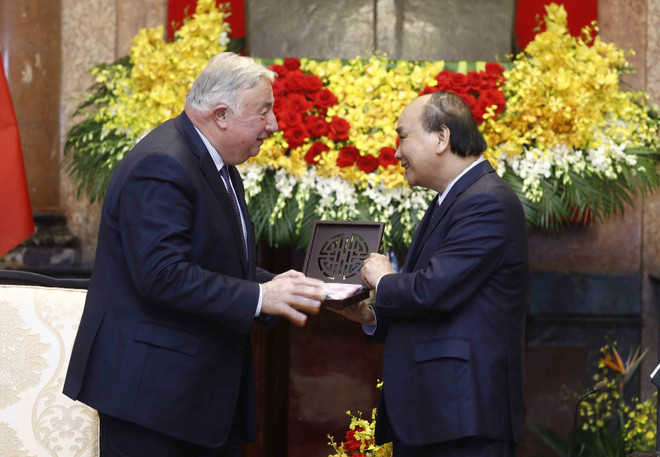 [Photo] Chủ tịch nước Nguyễn Xuân Phúc tiếp Chủ tịch Thượng viện Pháp ảnh 3