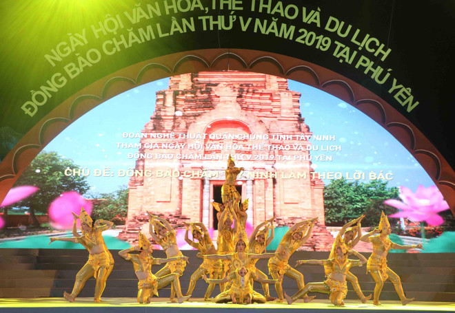 Tiết mục nghệ thuật của đồng bào Chăm Tây Ninh. (Ảnh: Phạm Cường/TTXVN) Ngày hội Văn hóa, Thể thao và Du lịch đồng bào Chăm tại Phú Yên ảnh 1