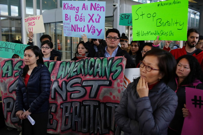 CEO United Airlines tuyên bố không từ chức sau vụ lôi khách thô bạo ảnh 1