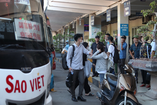 Người dân đổ xô về bến xe để rời Hà Nội trước kỳ nghỉ Lễ 2/9 ảnh 8