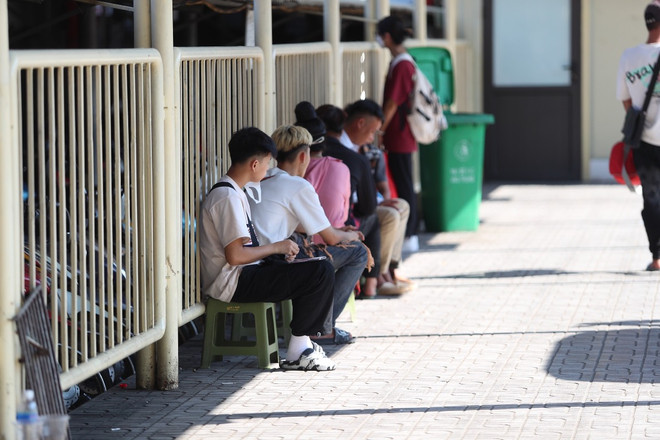 Người dân đổ xô về bến xe để rời Hà Nội trước kỳ nghỉ Lễ 2/9 ảnh 3