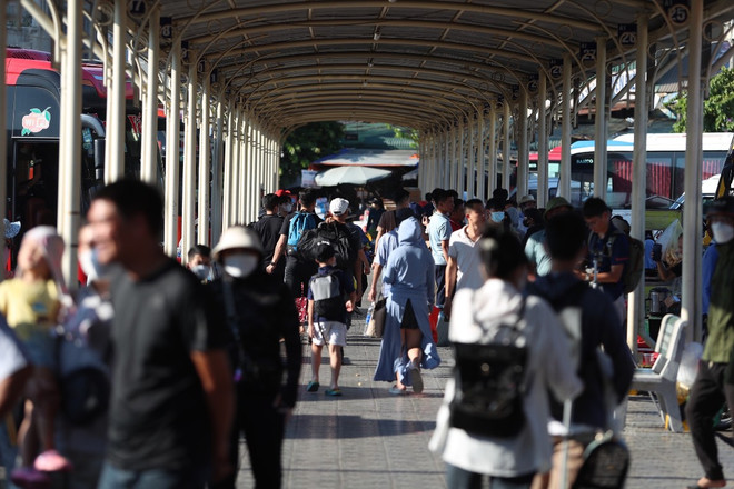 Người dân đổ xô về bến xe để rời Hà Nội trước kỳ nghỉ Lễ 2/9 ảnh 1