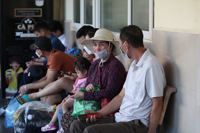 Người dân đổ xô về bến xe để rời Hà Nội trước kỳ nghỉ Lễ 2/9 ảnh 4