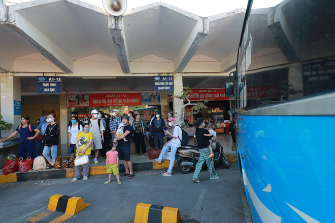 Người dân đổ xô về bến xe để rời Hà Nội trước kỳ nghỉ Lễ 2/9 ảnh 5