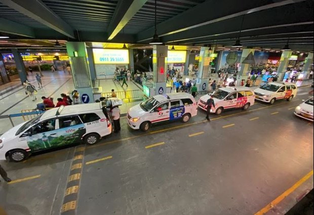 Bộ GTVT: Xử lý chèo kéo, 'bắt chẹt' khách ở sân bay Tân Sơn Nhất ảnh 1