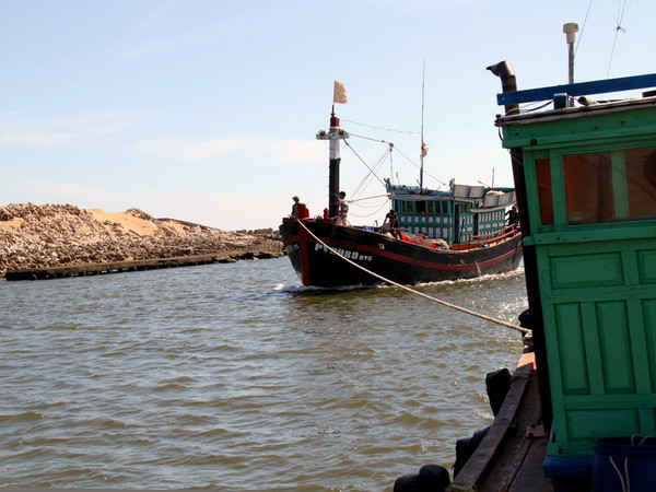 Phú Yên ban bố tình trạng khẩn cấp sạt lở cửa sông Đà Nông ảnh 1