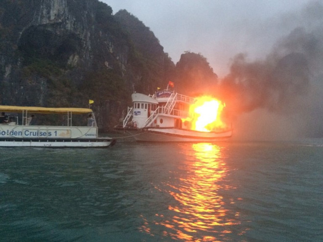 Tàu lai dắt cháy lớn sau khi phát nổ, 4 thuyền viên bị bỏng nặng ảnh 1